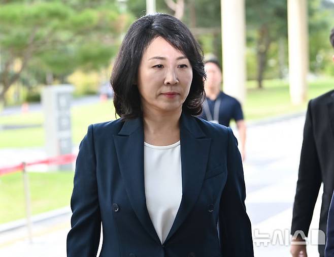 [수원=뉴시스] 김종택 기자 = 공직선거법 위반 혐의로 기소된 이재명 더불어민주당 대표의 배우자인 김혜경씨가 10일 경기도 수원시 영통구 수원지방법원에서 열린 공판에 출석하고 있다. 2024.10.10. jtk@newsis.com