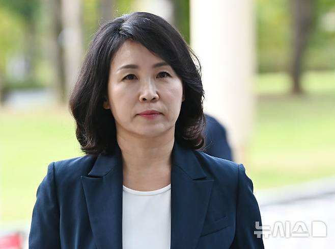 [수원=뉴시스] 김종택 기자 = 공직선거법 위반 혐의로 기소된 이재명 더불어민주당 대표의 배우자인 김혜경씨가 10일 경기도 수원시 영통구 수원지방법원에서 열린 공판에 출석하고 있다. 2024.10.10. jtk@newsis.com