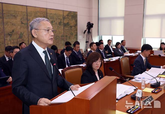 [서울=뉴시스] 고승민 기자 = 유인촌 문화체육관광부 장관이 7일 서울 여의도 국회에서 열린 문화체육관광위원회의 문화체육관광부 국정감사에서 업무보고를 하고 있다. 2024.10.07. kkssmm99@newsis.com