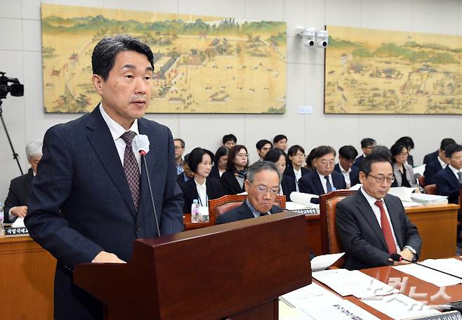 이주호 부총리 겸 교육부 장관이 8일 오전 국회 교육위원회의 교육부, 국가교육위원회 등의 국정감사에 출석해 업무보고를 하고 있다. 황진환 기자