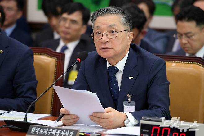 이한준 한국토지주택공사 사장이 10일 서울 여의도 국회에서 열린 국토교통위원회의 한국토지주택공사·국토안전관리원 등에 대한 국정감사에서 의원 질의에 답변을 하고 있다. 윤창원 기자