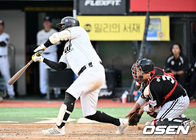 [OSEN=수원, 민경훈 기자] 9일 수원KT위즈파크에서 2024 신한 SOL뱅크 KBO 포스트시즌 준플레이오프 4차전 KT 위즈와 LG 트윈스의 경기가 진행됐다.이날 KT는 쿠에바스를, LG는 엔스를 선발 투수로 내세웠다.9회말 2사 주자 1루 KT 배정대 타석에서 LG 에르난데스의 폭투로 허도환이 볼을 잡지 못하고 있다. 2024.10.09 /  rumi@osen.co.kr