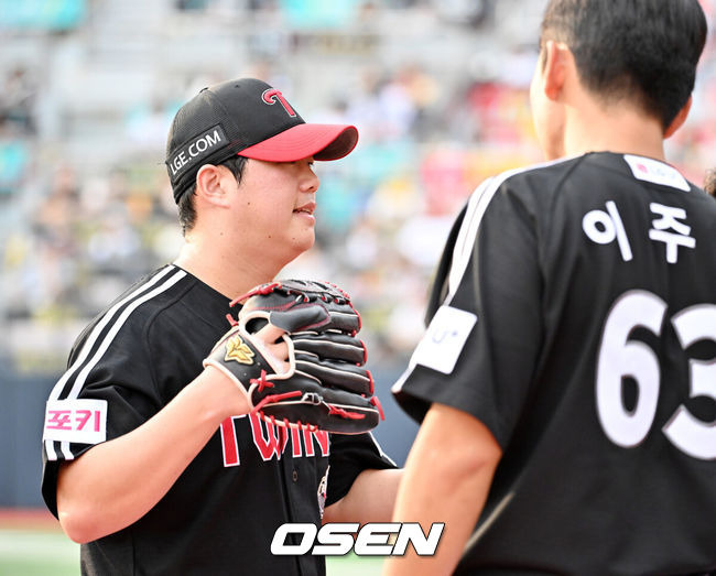 [OSEN=수원, 민경훈 기자] 9일 수원KT위즈파크에서 2024 신한 SOL뱅크 KBO 포스트시즌 준플레이오프 4차전 KT 위즈와 LG 트윈스의 경기가 진행됐다.이날 KT는 쿠에바스를, LG는 엔스를 선발 투수로 내세웠다.7회말을 마친 LG 함덕주가 덕아웃에서 하이파이브를 하고 있다. 2024.10.09 /  rumi@osen.co.kr