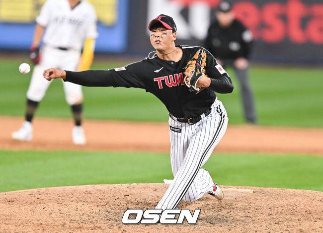 [OSEN=수원, 박준형 기자] 프로야구 KT 위즈가 극적인 승리를 거두며 최종 5차전으로 끌고 갔다.&nbsp;KT는 9일 수원KT위즈파크에서 열린&nbsp;2024 KBO리그 포스트시즌 준플레이오프(5전 3전승제) 4차전에서 LG에 연장 11회말 6-5 끝내기 승리를 거뒀다.&nbsp;연장 11회말 LG 정우영 투수가 역투하고 있다. . 2024.10.09 / soul1014@osen.co.kr