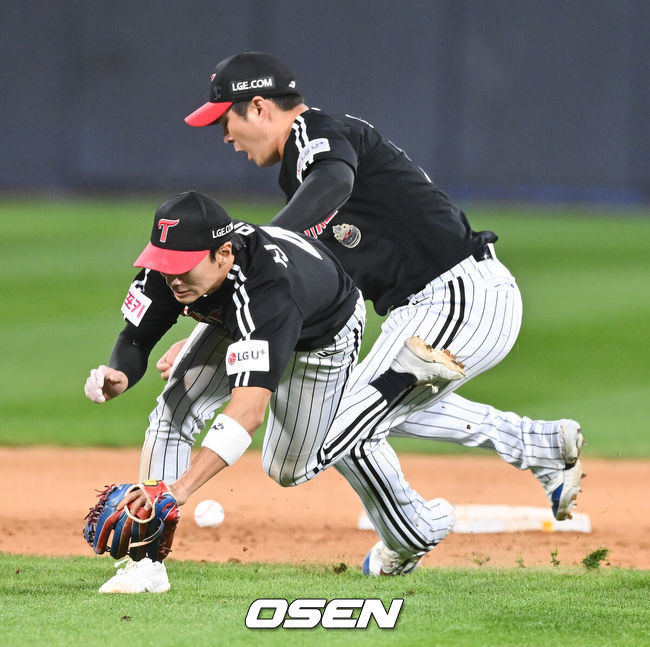 [OSEN=수원, 박준형 기자] 9일 수원KT위즈파크에서 2024 신한 SOL뱅크 KBO 포스트시즌 준플레이오프 4차전 KT 위즈와 LG 트윈스의 경기가 진행된다.이날 KT는 쿠에바스를, LG는 엔스를 선발투수로 내세웠다.연장 11회말 2사 만루 KT 심우준의 끝내기 안타때 신민재와 오지환이 충돌하며 타구를 놓치고 있다.   2024.10.09 / soul1014@osen.co.kr