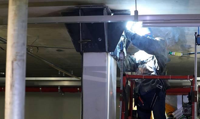 한 아파트 지하주차장에서 철근이 누락된 전체 154개 기둥에 대한 보강 작업이 진행되고 있다. 뉴시스