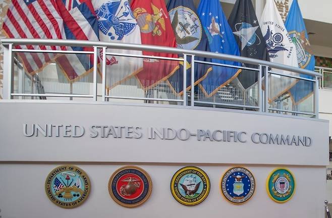 미국 하와이에 있는 인도태평양사령부 청사 1층 로비에 세워진 구조물 모습. 한국의 주한미군과&nbsp;일본의 주일미군은&nbsp;모두 인태사령부 소속이다. 위키피디아 제공