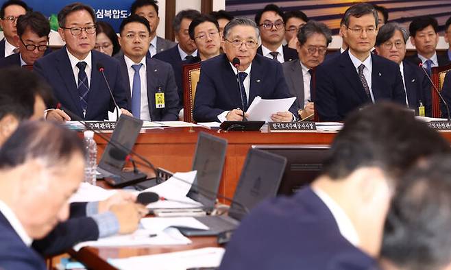 이한준 한국토지주택공사(LH) 사장이 10일 서울 여의도 국회 국토교통위원회에서 열린 한국토지주택공사 등에 대한 국정감사에서 질의에 답변하고 있다. 뉴스1