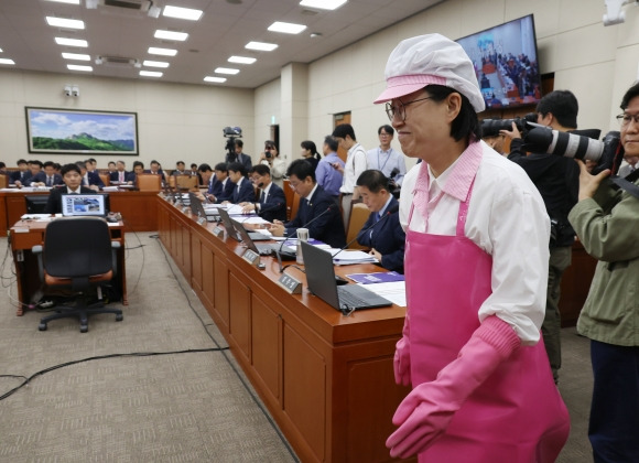 급식 조리사 복장을 착용한 정혜경 진보당 의원이 10일 오전 열린 서울 여의도 국회 환경노동위원회의 고용노동부 대상 국정감사에 입장하고 있다. 2024.10.10 뉴시스