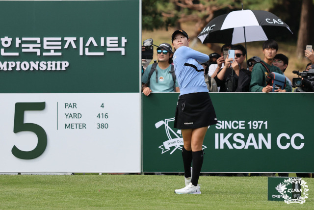 방신실이 KLPGA 투어 동부건설·한국토지신탁 챔피언십 1라운드 5번 홀에서 티샷을 하고 있다. 사진 제공=KLPGA