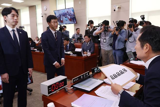 지난 8일 국회에서 열린 법제사법위원회의 회의에서 정청래 위원장이 이날 국정감사에 증인으로 출석하지 않은 김영철 서울북부지검 차장검사에 대한 동행명령장을 경위들에게 전달하고 있다. ⓒ 연합뉴스