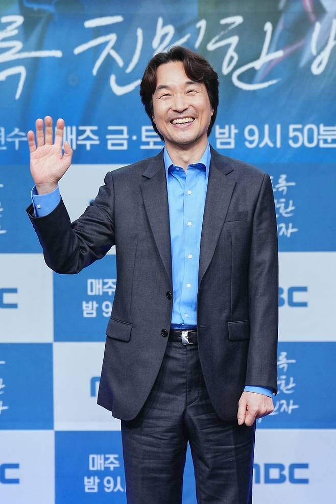 배우 한석규가 10일 오후 서울 상암동 MBC 골든마우스홀에서 열린 새 금토극 ‘이토록 친밀한 배신자’ 제작발표회에 참석해 포즈를 취하고 있다. 사진 MBC