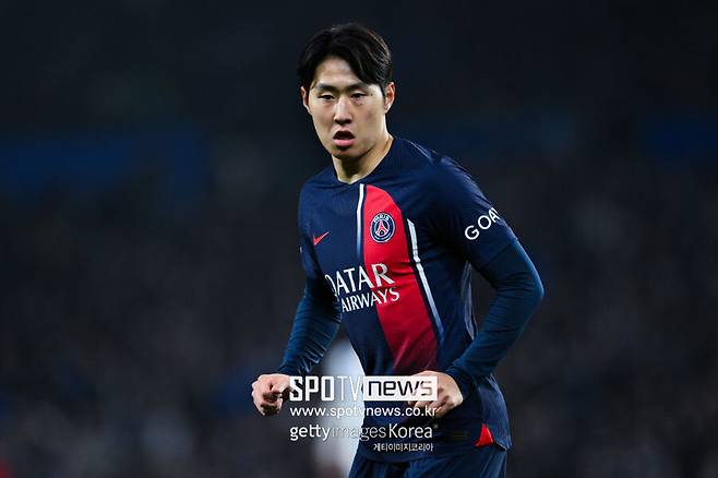 ▲ 이강인은 이번 시즌 소속팀 파리 생제르맹(PSG)에서 최고의 경기력을 선보이고 있다. 비록 선발과 교체를 오가고 있긴 하지만, 경기에 출전할 때마다 놀라운 활약을 펼쳤다. 그는 이번 시즌 초반에만 벌써 3골을 넣었다. 또한 가장 최근에 있었던 OGC니스전에는 후반전 시작과 함께 교체 투입된 뒤, 날카로운 패스와 크로스를 선보였다. 이에 PSG 현지 팬들은 "이강인을 선발로 세워라", "이강인은 최고의 파리지앵이다"라는 등 엄청난 찬사를 보냈다.