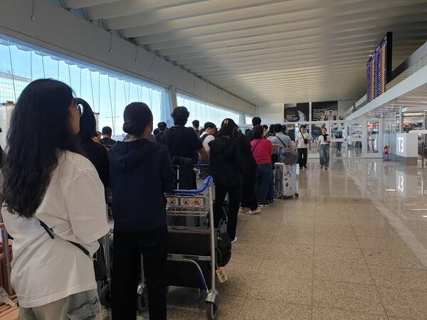 9월15일 티웨이항공 로마-인천 항공편 수속을 위해 기다리는 탑승객들. 카운터는 비행 출발 시각 약 2시간30분 전에 오픈했다. 3시간 전부터 수속을 위해 모인 사람들로 긴 줄이 형성됐고 실제 체크인까지 1시간40분이 소요됐다 / 손고은 기자