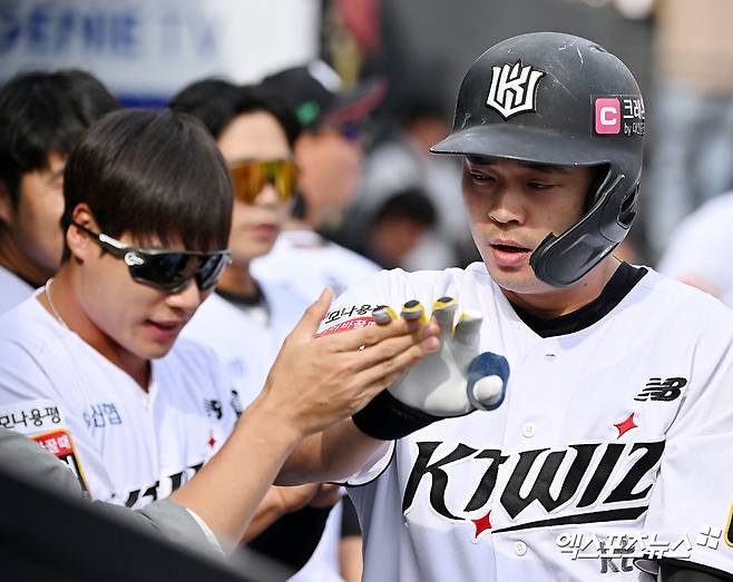 KT 내야수 문상철은 9일 수원 KT위즈파크에서 열린 '2024 신한 SOL Bank KBO 포스트시즌' LG와 준플레이오프(5전 3승제) 4차전에서 5번타자 1루수로 선발 출전했다. 2회말 추격의 솔로 홈런을 쳐 공격에 활력을 불어넣었다. 수원, 김한준 기자