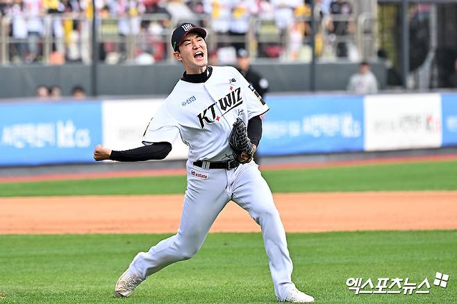 KT 투수 고영표는 9일 수원 KT위즈파크에서 열린 '2024 신한 SOL Bank KBO 포스트시즌' LG와 준플레이오프(5전 3승제) 4차전에서 구원 등판했다. 3⅓이닝 1실점으로경기 중후반 LG 타선을 막아내며 팀 승리에 힘을 보탰다. 수원, 김한준 기자