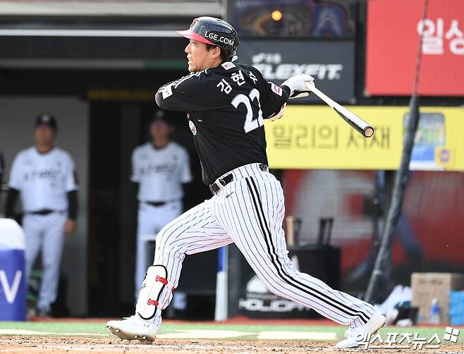 LG 외야수 김현수는 9일 수원 KT위즈파크에서 열린 '2024 신한 SOL Bank KBO 포스트시즌' KT와 준플레이오프(5전 3승제) 4차전에서 7번 지명타자로 선발 출전. 2회초 선취점을 뽑는 솔로 홈런을 포함 3안타를 몰아쳐 공격에 활력을 불어넣었다. 수원, 박지영 기자