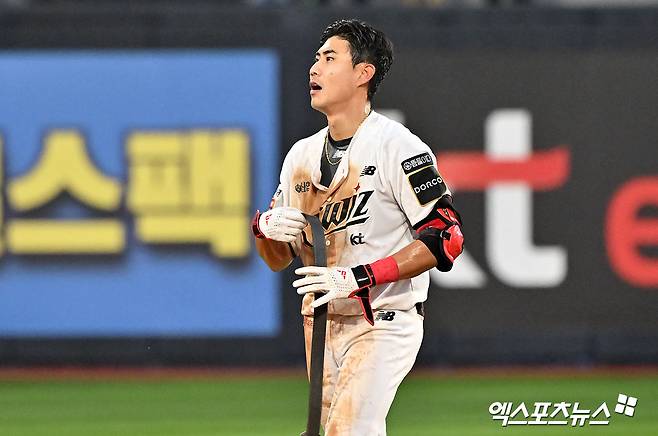 9일 오후 수원케이티위즈파크에서 열린 '2024 신한 SOL Bank KBO 포스트시즌' LG 트윈스와 KT 위즈의 준플레이오프 4차전 경기, 연장 11회 승부 끝 KT가 심우준의 끝내기 안타에 힘입어 6:5의 스코어로 승리, 시리즈 전적을 2승2패로 맞추며 5차전으로 끌고갔다. 이날 경기에서 승리한 KT 심우준이 기뻐하고 있다. 엑스포츠뉴스DB