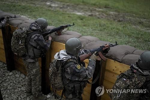 프랑스서 훈련중인 우크라군들 (그랑테스트 AP=연합뉴스) 9일(현지시간) 프랑스 동부 군사기지에서 우크라이나군이 훈련중인 모습.2024.10.09.