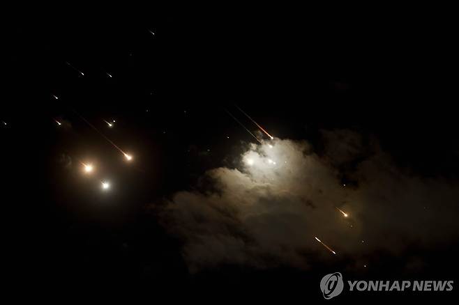 1일(현지시간) 이란 미사일이 이스라엘 상공에서 요격되는 모습. [AFP 연합뉴스 자료사진. 재판매 및 DB 금지]