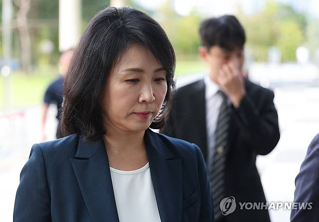 공판 출석하는 김혜경 씨 (수원=연합뉴스) 홍기원 기자 = 공직선거법 위반 혐의로 불구속기소 된 더불어민주당 이재명 대표의 배우자 김혜경 씨가 10일 오전 경기도 수원시 영통구 수원지방법원에서 열리는 공판에 출석하고 있다. 2024.10.10 xanadu@yna.co.kr