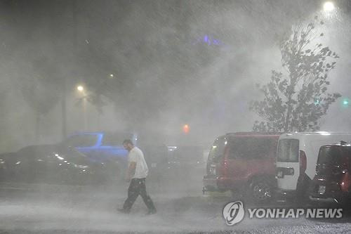 허리케인 '밀턴'의 영향을 받는 미국 플로리다 탬파지역 [AP=연합뉴스]