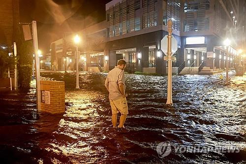 허리케인 '밀턴'의 영향으로 거리에 물이 찬 미국 플로리다 새로소타 시내 [게티이미지=연합뉴스]