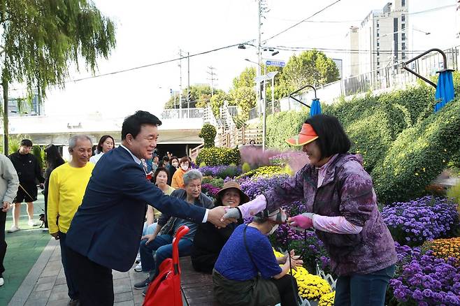 신원시장 달빛축제 국화꽃정원에서 주민과 인사하는 박준희 구청장 [관악구 제공. 재판매 및 DB 금지]