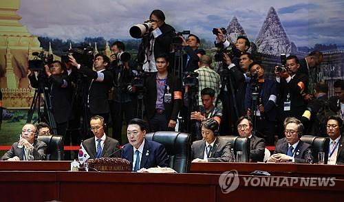 윤석열 대통령, 아세안+3 정상회의 발언 (비엔티안=연합뉴스) 진성철 기자 = 윤석열 대통령이 10일 라오스 비엔티안 국립컨벤션센터(NCC)에서 열린 아세안+3(한중일) 정상회의에서 발언하고 있다. 2024.10.10 
    zjin@yna.co.kr