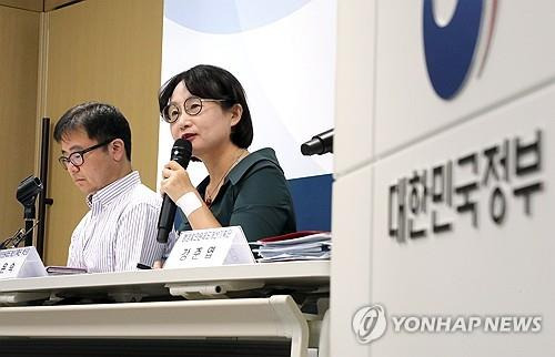 외국인 이름 이제 이렇게 써요 (세종=연합뉴스) 배재만 기자 = 이윤숙 행정및민원제도개선기획단 부단장이 27일 오전 정부세종청사 민원동 브리핑룸에서 열린 행정안전부 제10회 정책설명회에서 '외국인의 성명 표기에 관한 표준(안)'을 설명하고 있다. 표준(안)은 그동안 증명서마다 외국인의 성-이름 표기순서와 띄어쓰기 여부가 달랐고 로마자 또는 한글 중 하나로만 표기되어 본인확인이 어려운 점을 개선하기 위해 마련됐다. 2024.8.28
    scoop@yna.co.kr
(끝)