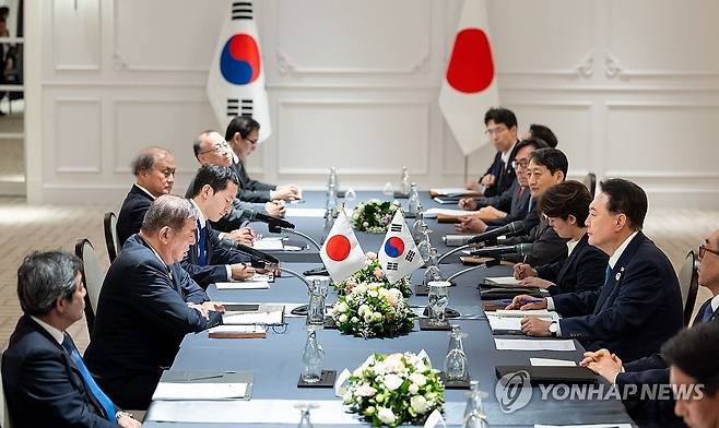 한일 정상회담, 이시바 총리 발언 듣는 윤석열 대통령 (비엔티안=연합뉴스) 홍해인 기자 = 윤석열 대통령이 10일(현지시간) 라오스 비엔티안의 한 호텔에서 이시바 시게루 신임 일본 총리와 한일 정상회담을 하며 이시바 총리의 발언을 듣고 있다. 2024.10.10 [공동취재] hihong@yna.co.kr