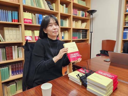 지난해 프랑스 메디치 외국문학상 수상한 작가 한강. (파리=연합뉴스) 송진원 특파원 = 작가 한강이 지난해 11월 9일(현지시간) 프랑스 4대 문학상 중 하나인 메디치 외국문학상을 수상한 뒤 현지 출판사에서 한국 특파원들과 인터뷰하는 모습. san@yna.co.kr