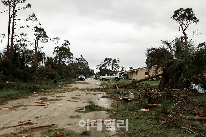 10일(현지시간) 미국 플로리다주 레이크우드 파크의 허리케인 밀턴의 영향을 받은 지역에 토네이도가 남긴 잔해와 나뭇가지로 뒤덮인 도로가 보인다.(사진=로이터)