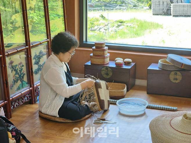 국가무형유산 ‘완초장’ 보유자로 인정 예고된 유선옥 씨(사진=국가유산청)