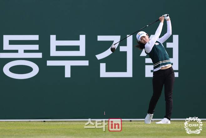 이가영이 KLPGA 투어 동부건설 한국토지신탁 챔피언십 2라운드 9번홀에서 티샷을 하고 있다. (사진=KLPGA)