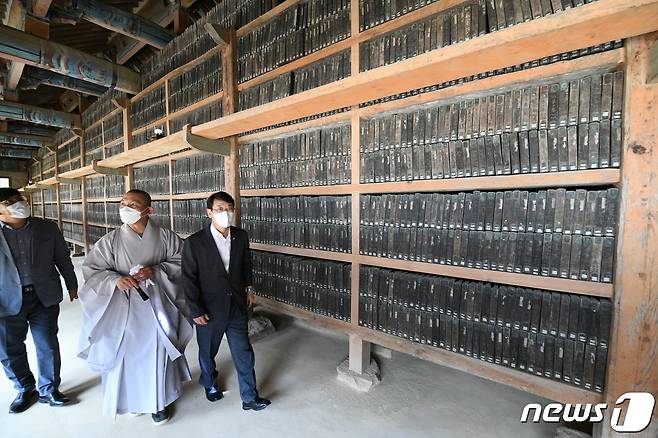 경상남도 합천군 해인사의 팔만대장경을 보관하기 위해 지어진 건축물인 장경판전. (문화재청 제공) 2022.7.19/뉴스1