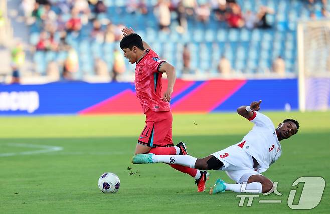 10일(현지시간) 요르단 암만 국제경기장에서 열린 2026 국제축구연맹(FIFA) 북중미 월드컵 아시아 3차 예선 B조 3차전 대한민국과 요르단의 경기, 대한민국 황희찬이 요르단 나시브의 태클에 걸려 넘어지고 있다. 2024.10.10/뉴스1 ⓒ News1 김도우 기자