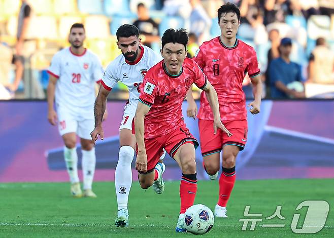 10일(현지시간) 요르단 암만 국제경기장에서 열린 2026 국제축구연맹(FIFA) 북중미 월드컵 아시아 3차 예선 B조 3차전 대한민국과 요르단의 경기, 대한민국 황인범이 공격을 시도하고 있다. 2024.10.10/뉴스1 ⓒ News1 김도우 기자