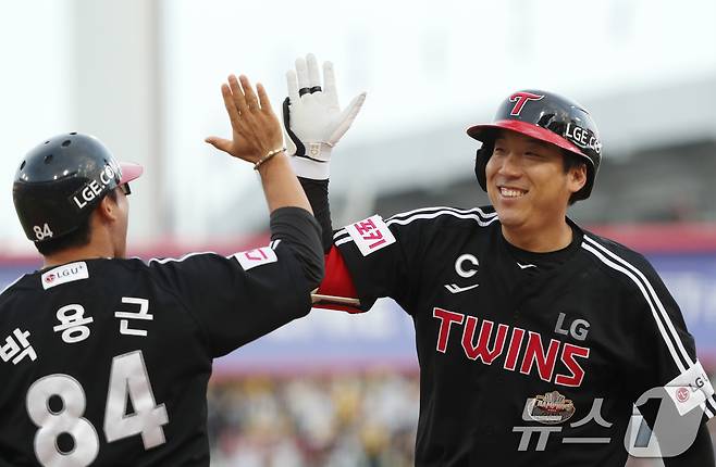 9일 오후 경기 수원시 장안구 KT위즈파크에서 열린 프로야구 '2024 신한 SOL 뱅크 KBO 포스트시즌' 준플레이오프 4차전 LG 트윈스와 KT 위즈의 경기, LG 김현수가 8회초 1사 2루에서 동점 적시타를 친 뒤 박용근 코치와 기쁨을 나누고 있다. 2024.10.9/뉴스1 ⓒ News1 김영운 기자