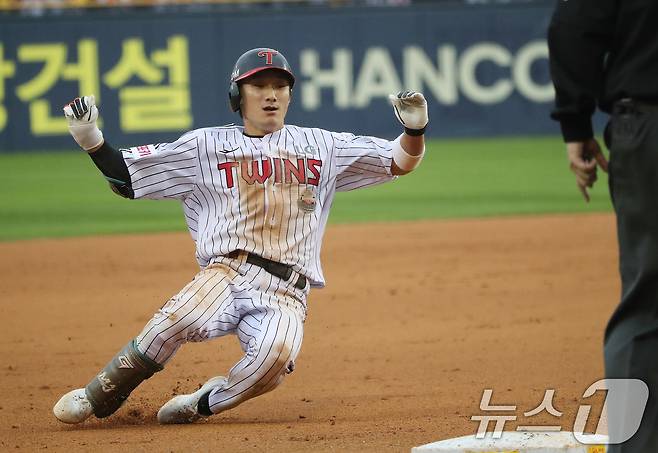 6일 오후 서울 송파구 잠실야구장에서 열린 프로야구 '2024 신한 SOL 뱅크 KBO 포스트시즌' 준플레이오프 2차전 kt 위즈와 LG 트윈스의 경기 6회말 1사 만루 상황 LG 신민재가 3타점 싹쓸이 적시 2루타 후 좌익수 포구 실책으로 3루까지 출루하고 있다. 2024.10.6/뉴스1 ⓒ News1 임세영 기자