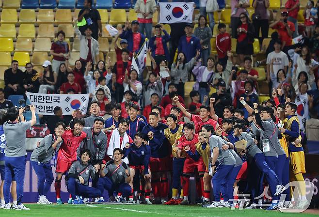 10일(현지시간) 요르단 암만 국제경기장에서 열린 2026 국제축구연맹(FIFA) 북중미 월드컵 아시아 3차 예선 B조 3차전 대한민국과 요르단의 경기, 2대0 승리를 거둔 대한민국 선수들이 원정 응원단과 기쁨을 나누고 있다. 2024.10.10/뉴스1 ⓒ News1 김도우 기자