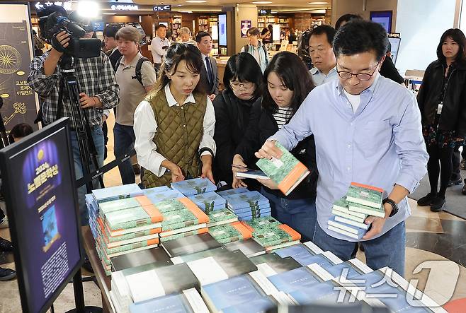 11일 서울 종로구 교보문고을 찾은 시민들이 노벨문학상을 수상한 작가 한강의 책을 구매하고 있다. 스웨덴 한림원은 지난 10일 소설가 한강이 노벨문학상 수상자로 선정됐다고 발표했다. 한국인의 노벨상 수상은 2000년 고(故) 김대중 대통령의 평화상 수상에 이어 두 번째이며, 아시아 작가 수상은 2012년 중국 작가 모옌 이후 12년 만이다. 스웨덴 한림원은 선정 이유로 "역사적 트라우마에 맞서고 인간의 삶의 연약함을 드러낸 강렬한 시적 산문＂이라고 꼽았다. 2024.10.11/뉴스1 ⓒ News1 김진환 기자