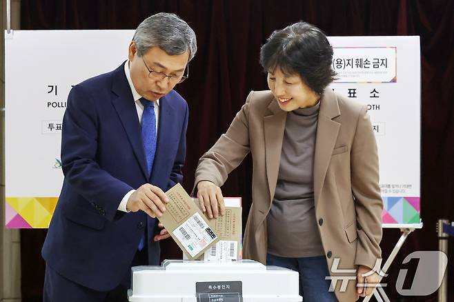 10·16 재·보궐선거 사전투표일 첫날인 11일 오전 서울 서대문구 북아현동 주민센터에 마련된 투표소에서 정근식 서울교육감 민주진보 진영 단일 후보와 배우자 은영 씨가 사전투표를 하고 있다. 2024.10.11/뉴스1 ⓒ News1 민경석 기자