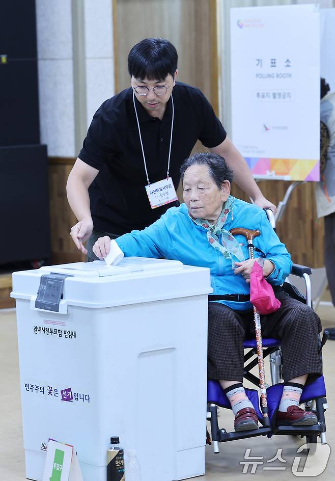 10·16 재·보궐선거 사전투표일 첫날인 11일 오전 전남 영광군 청소년문화센터에 마련된 사전투표소에서 98세로 최고령인 장덕임 할머니가 투표를 하고 있다. 2024.10.11/뉴스1 ⓒ News1 김태성 기자