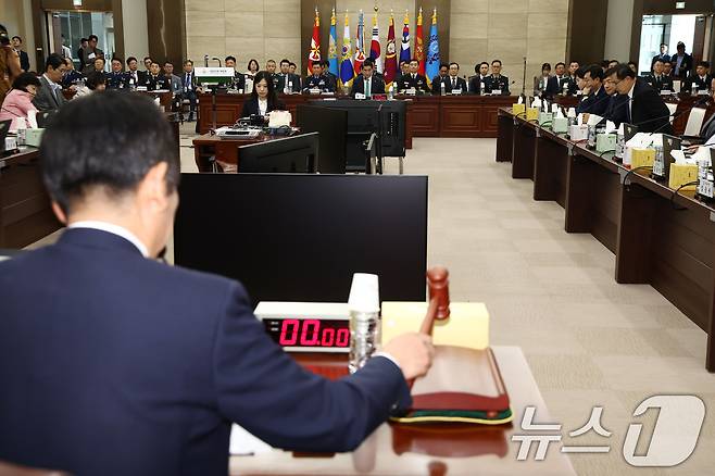 정청래 법제사법위원장이 10일 오후 서울 용산구 국방부에서 열린 국사법원에 대한 국정감사에서 의사봉을 두드리고 있다. 2024.10.11/뉴스1 ⓒ News1 김민지 기자