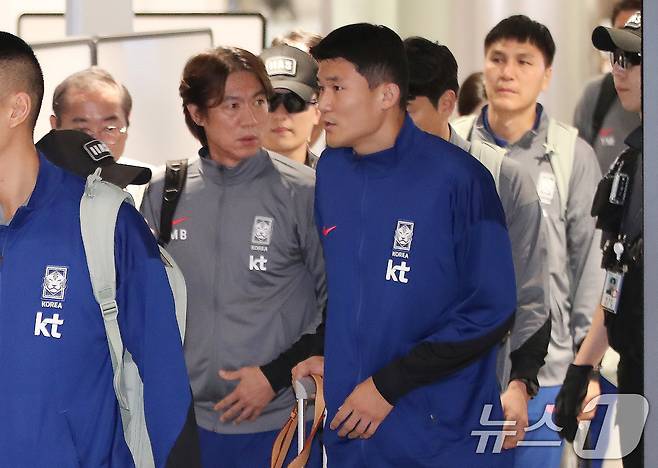 대한민국 축구대표팀 홍명보 감독과 김민재가 11일 오후 인천국제공항을 통해 귀국하고 있다. 2024.10.11/뉴스1 ⓒ News1 임세영 기자