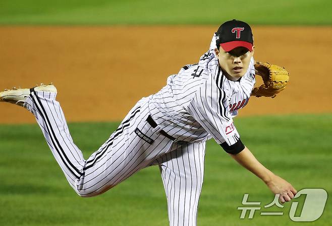 일 오후 서울 송파구 잠실야구장에서 열린 프로야구 '2024 신한 SOL 뱅크 KBO 포스트시즌' 준플레이오프 5차전 KT 위즈와 LG 트윈스의 경기, 7회초 LG 선발투수 임찬규가 역투하고 있다. 2024.10.11/뉴스1 ⓒ News1 오대일 기자