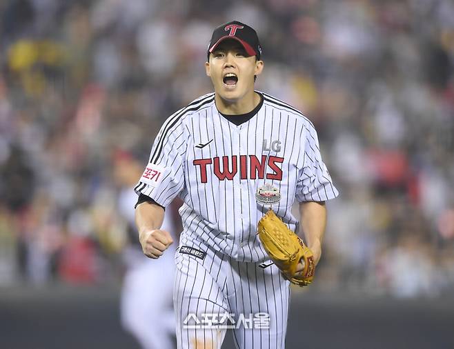 LG 선발투수 임찬규가 11일 잠실야구장에서 열린 KT와 2024 KBO 준플레이오프 5차전 5회초 2사1루 상대 오윤석을 내야땅볼로 처리한 후 환호하고 있다.  2024. 10. 11. 잠실 | 최승섭기자 thunder@sportsseoul.com