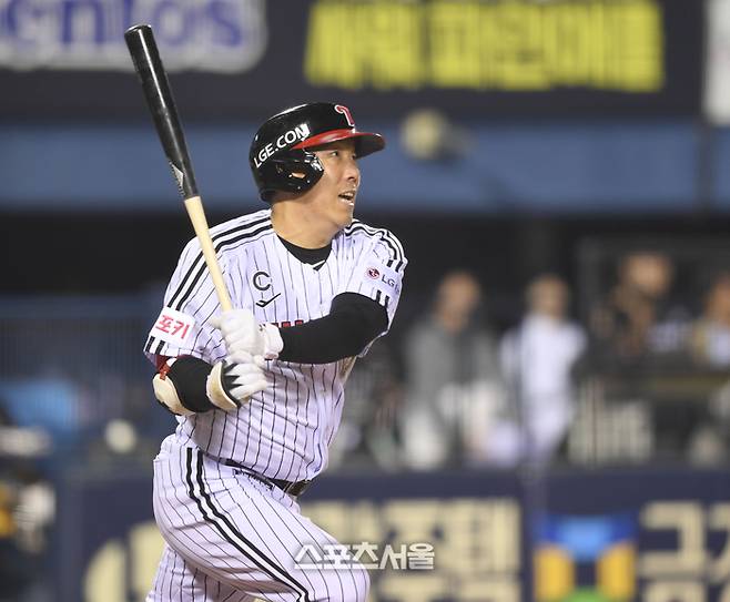 LG 김현수가 11일 잠실야구장에서 열린 KT와 2024 KBO 준플레이오프 5차전 1회말 2사2루 1타점 2루타를 친 후 타구를 바라보고 있다.  2024. 10. 11. 잠실 | 최승섭기자 thunder@sportsseoul.com