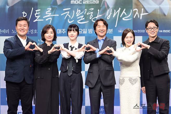 MBC 새 금토드라마 '이토록 친밀한 배신자' 제작발표회에 참석한 배우 윤경호, 오연수, 채원빈, 한석규, 한예리, 노재원. 24.10.10 ⓒ이혜영 기자 lhy@hankooki.com